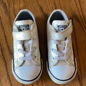 Girls toddler 9 velcro converse